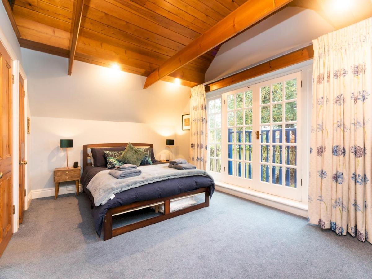 Pass The Keys Cosy River House With Beautiful Views
