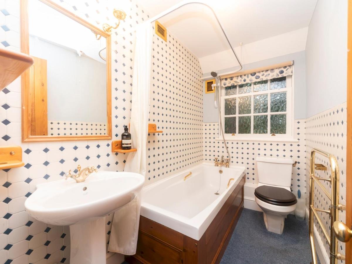 Holiday home Pass The Keys Cosy River House With Beautiful Views *